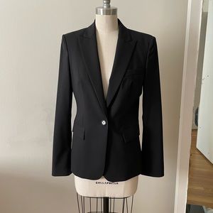 Black Boss by Hugo Boss Blazer size 6. Never been worn. 96% wool 4% elastane.